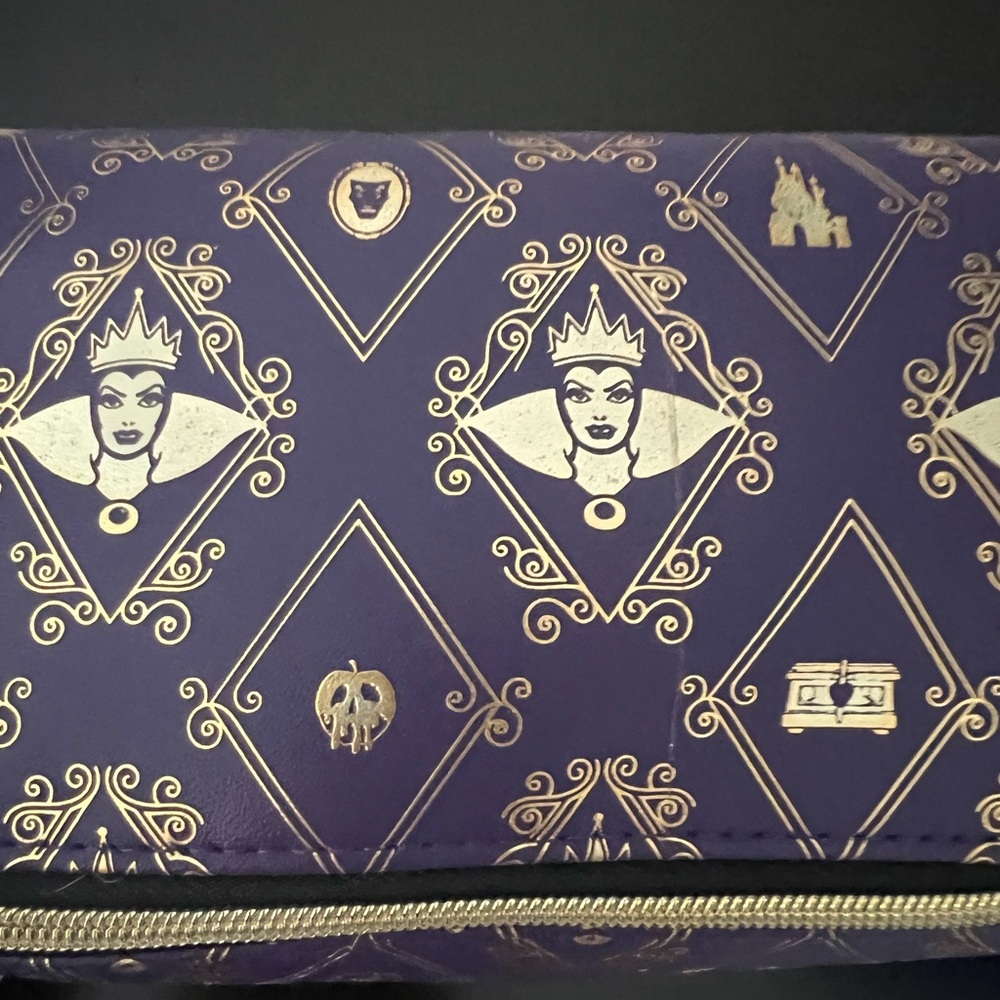 DISNEY VILLAINS NWT PURPLE & GOLD LARGE STUNNING MAKEUP CASE - Picture 4 of 14